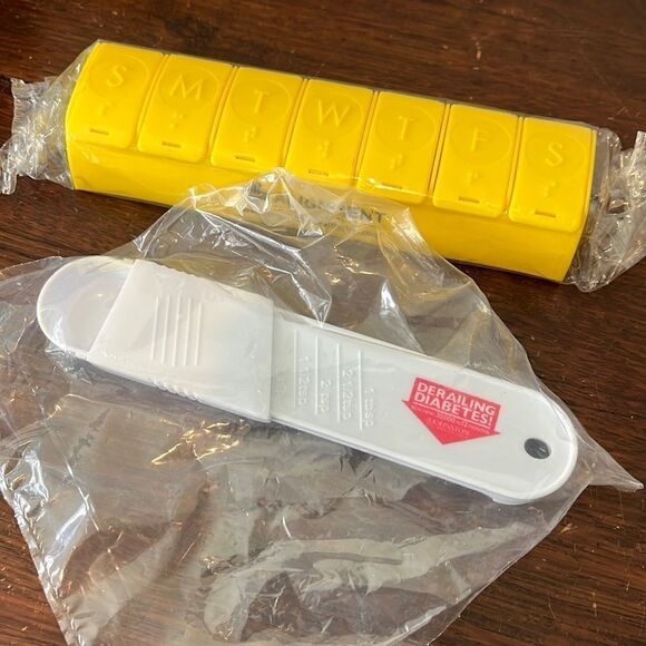 White teaSpoon to tablespoon measuring Plastic BPA Free & free pill organizer - Picture 1 of 3